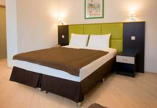 Гостиница Есенин Курган Стандартный номер с балконом-3