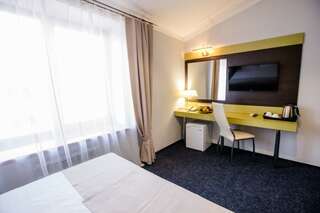 Гостиница Есенин Курган Стандартный номер с раздельными кроватями-1