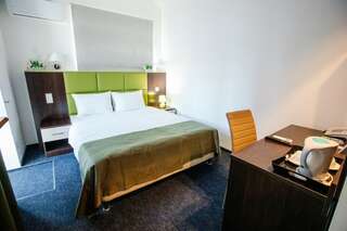 Гостиница Есенин Курган Стандартный номер с раздельными кроватями-1