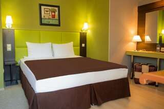 Гостиница Есенин Курган Стандартный номер с раздельными кроватями-1